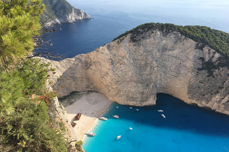 希腊在海滩的沉船背景图片