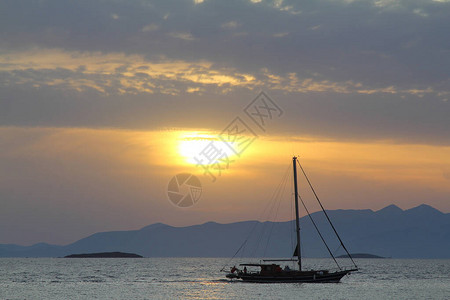 日落时的海景图尔古特雷斯海滨小镇和壮观的日落背景图片