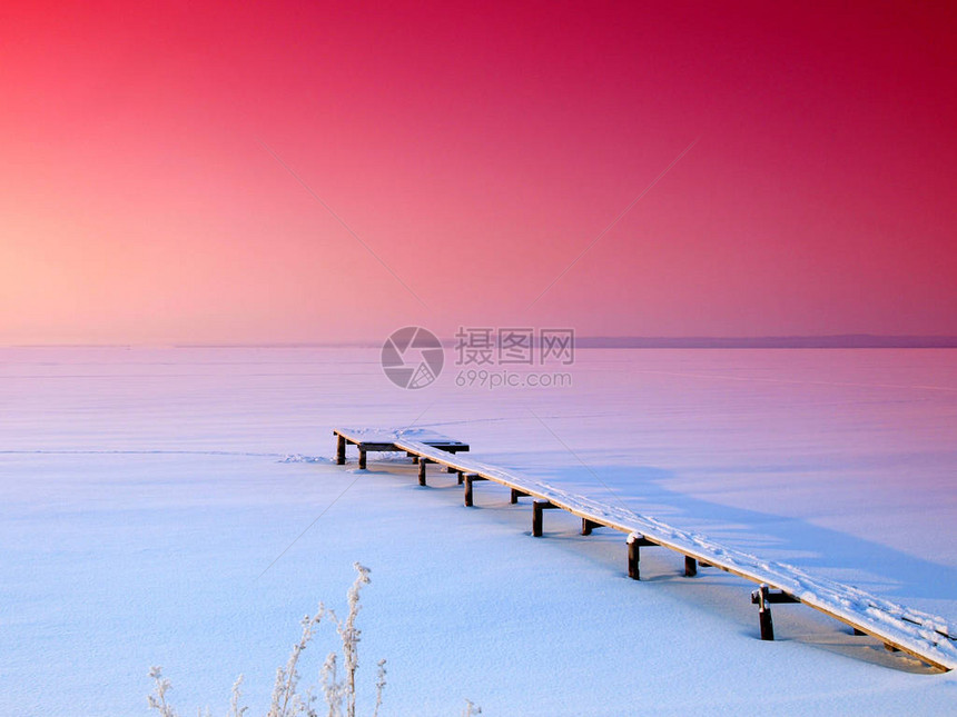 寒冷的河流日落冬季俄罗斯乌拉尔图片