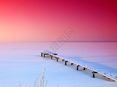 寒冷的河流日落冬季俄罗斯乌拉尔图片