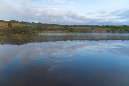 在乌拉圭莫塔尼亚的天然湖中清凉的水图片