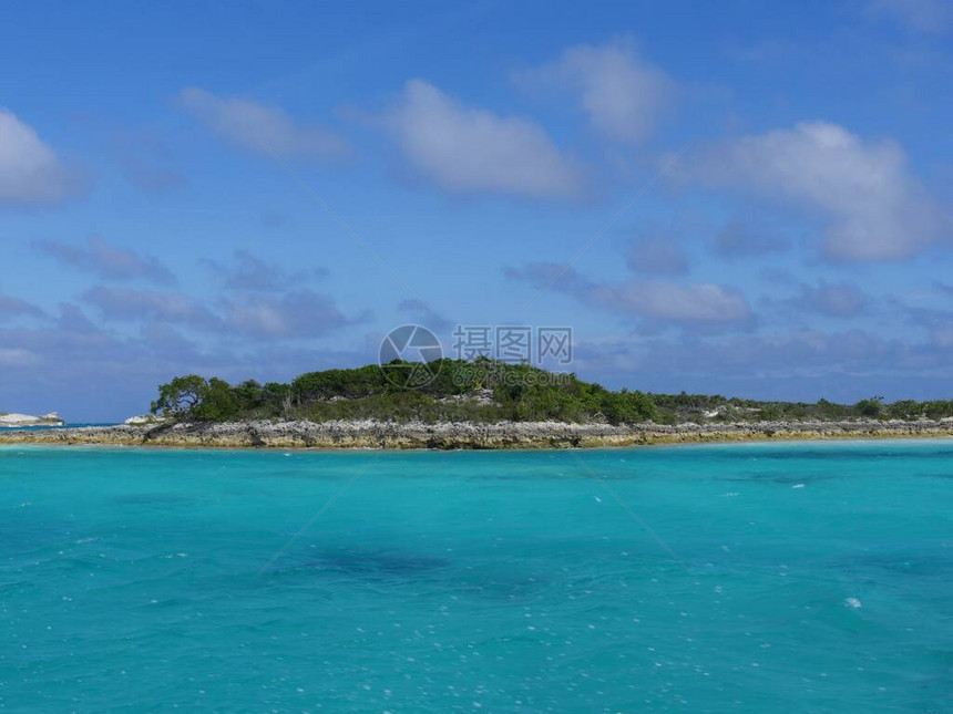 覆盖着绿色的洛基岛在外海礁上横跨巴哈马广图片