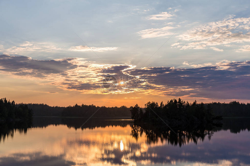明亮的夏日夕阳云层笼罩森林湖图片