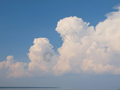 美丽的天空与河流上空的云彩俄罗斯夏季自然俄罗斯乌拉尔图片