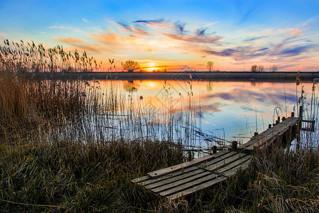 波兰河上日落后美图片