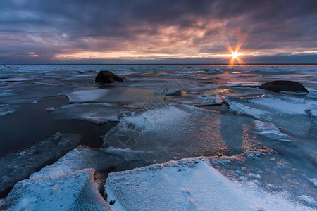 在日落的冬天海岸图片