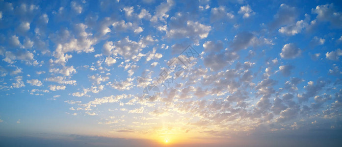 日落时天空背景的夏季全图片