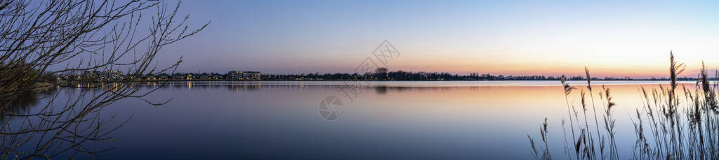 蓝色时段的全景照片在无风之夜与荷兰佐特默尔斯图片