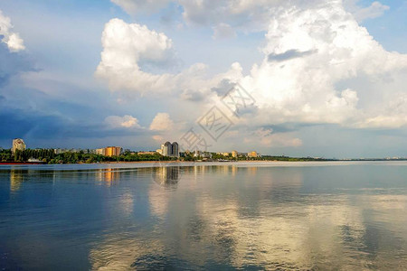 Zaporizhzhjya天空和河流的云层图片