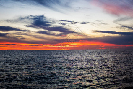 令人惊叹的日落大海云层和太阳反射的太阳从船上打开海景图片