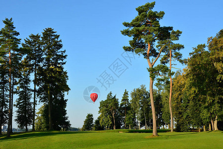 天空中多彩的气球背景图片