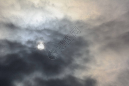 太阳在黑暗的雷震云中探出概念图片