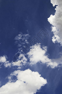 白云和深蓝天空有负复图片