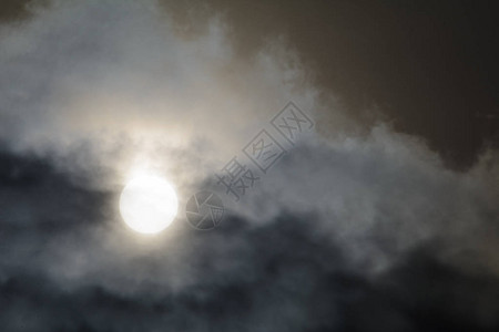 太阳在黑暗的雷震云中探出概念图片