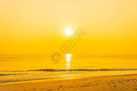 日出或日落时美丽的热带海洋沙滩用图片