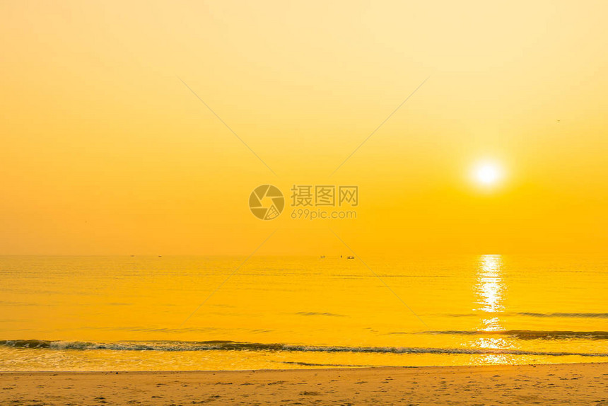 美丽的热带海洋的黄金日落图片