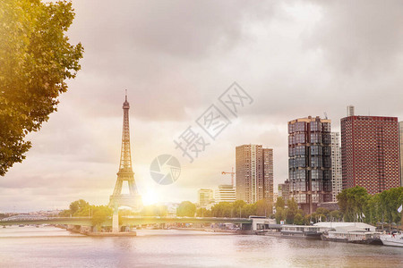 从塞纳河巴黎法国的埃菲尔铁塔图片
