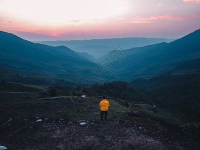 傍晚的山上风景山景图片