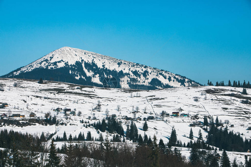 下雪的冬天山的风景视图小村庄图片