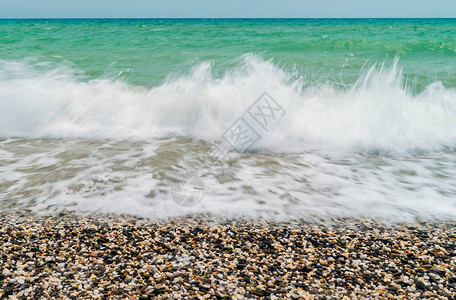 海浪在石头海岸滚动克里图片