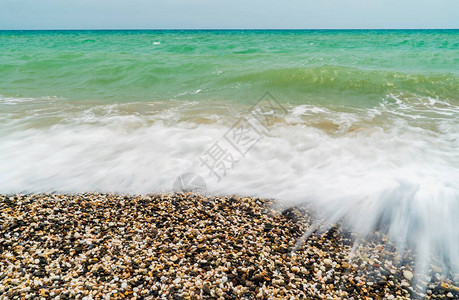 海浪在石头海岸滚动克里图片