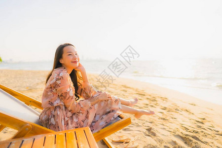 肖像美丽的亚洲年轻女在户外快乐的微笑周围开心地微笑图片