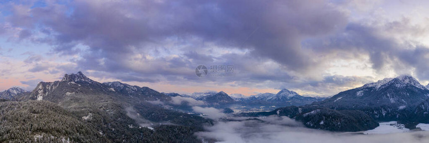 秋天有美丽的天空云情和地雾的奥述山高图片