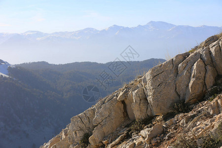 以山石坡和阳光明媚的山图片