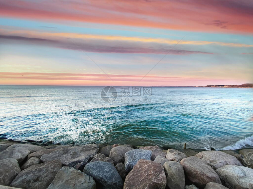 海洋日落地平粉蓝云在地平线上图片