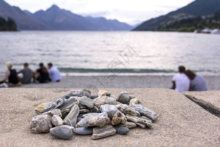 年轻人在新西兰Wakatipu湖皇图片