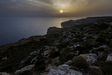 在马耳他的海岸在日落时间图片