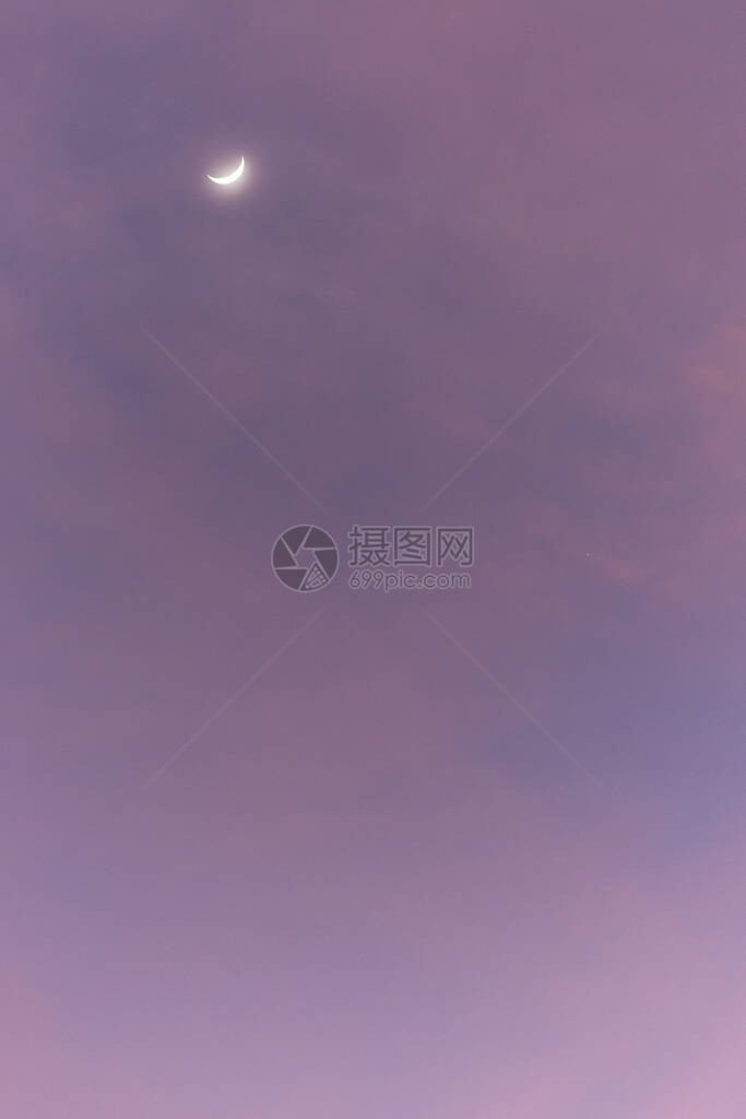 月亮和天空太阳光线时的云图片