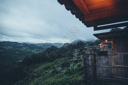 亚洲的Jabo村山雾寄宿家庭图片