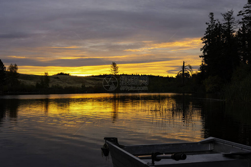 Corbett湖位于Sunrise图片