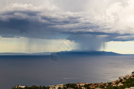 夏季亚得里亚海的剧烈风暴云和降雨图片