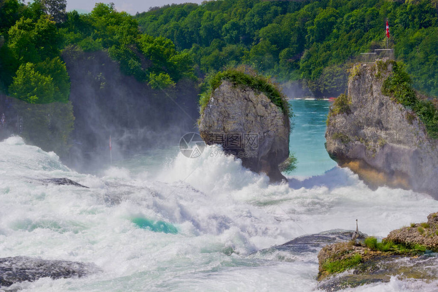 瑞士莱茵瀑布的美丽景色图片