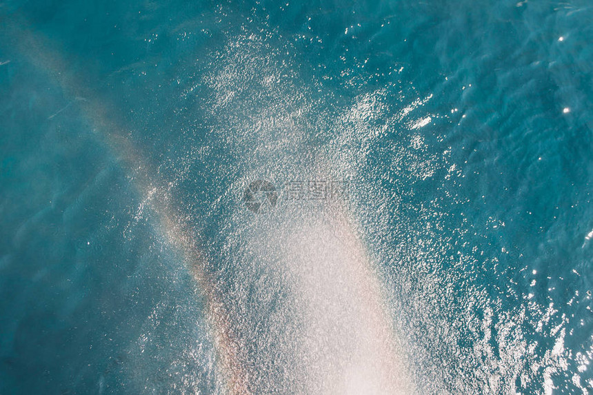 海滩旅行和环境概念蓝色海洋背景上的彩虹海洋水面纹理图片