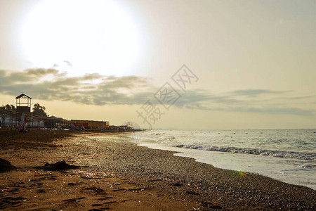 清晨日出在土耳其海滩上图片