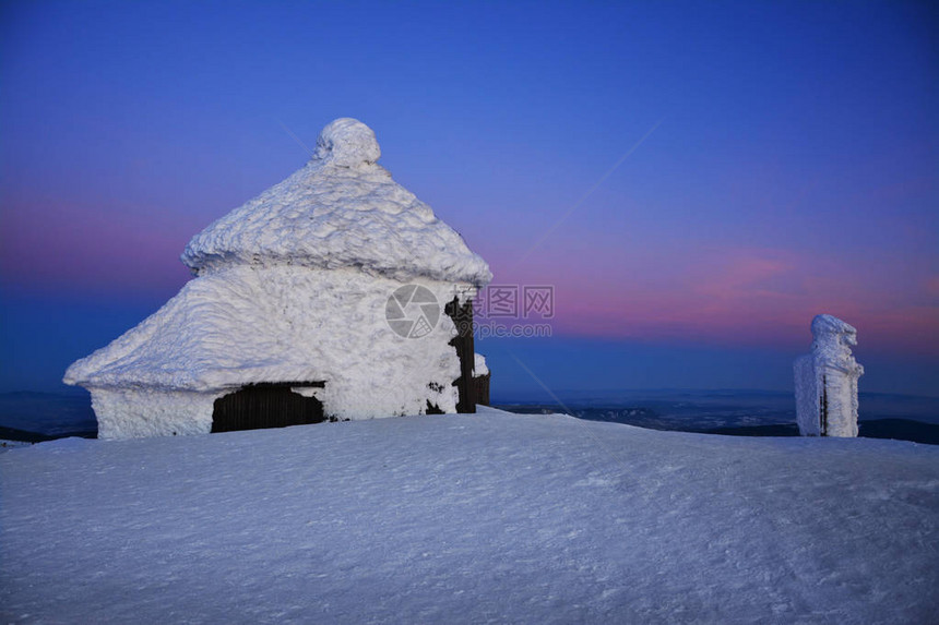 波兰卡尔科诺泽巨山Sniezka山的冬图片
