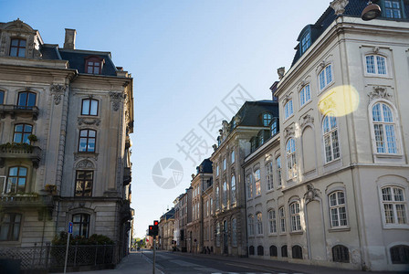 丹麦哥本哈根蓝天下的老房子街道图片