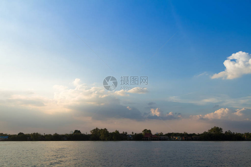 乡村宁静河畔城市景观的全景拍摄图片