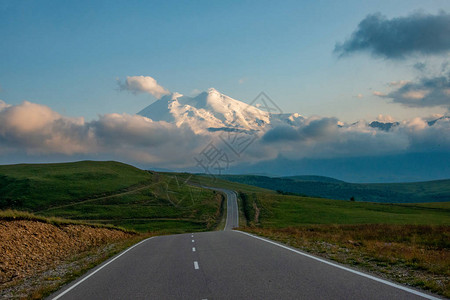 蓝色天空背景的Elbrus图片