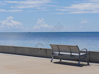 参观基韦斯特中间的板凳紧靠在斯罗福大道对面的海洋上佛罗里背景