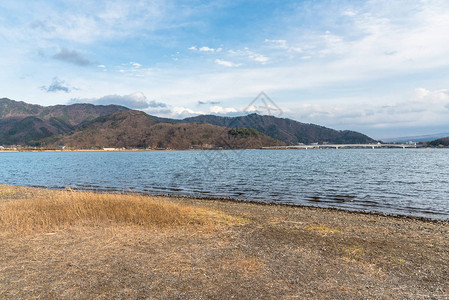 日本川口湖在明清早春日附近山图片