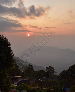 喜马拉雅山风景全的日出来自印度图片