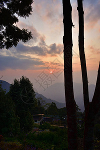 喜马拉雅山地貌广阔的山区风景中金色日出印度图片