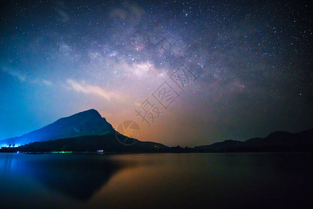 夜空中的山河和银河图片