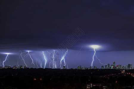 暴风雨之夜与闪电在多伦图片