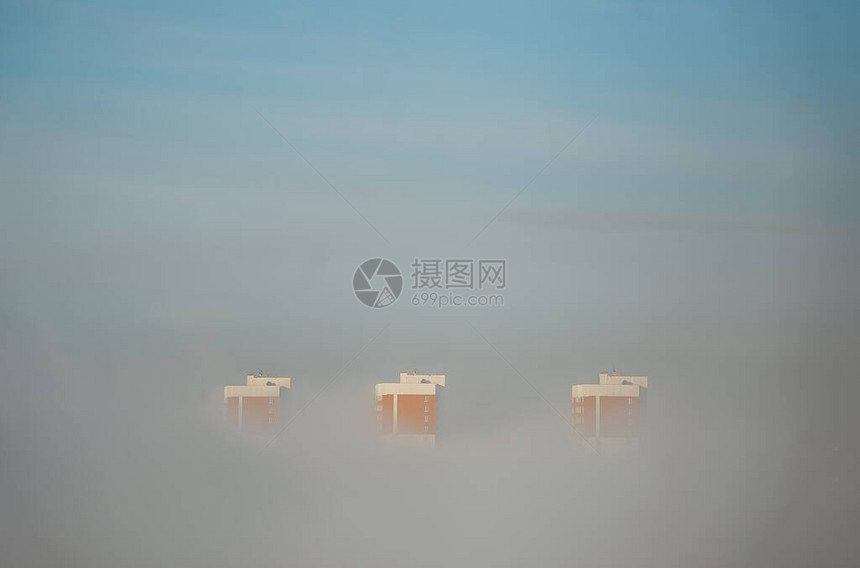 远处晨雾中的高层建筑施工顶视图图片