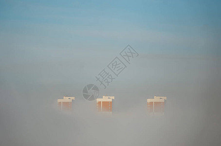 远处晨雾中的高层建筑施工顶视图图片
